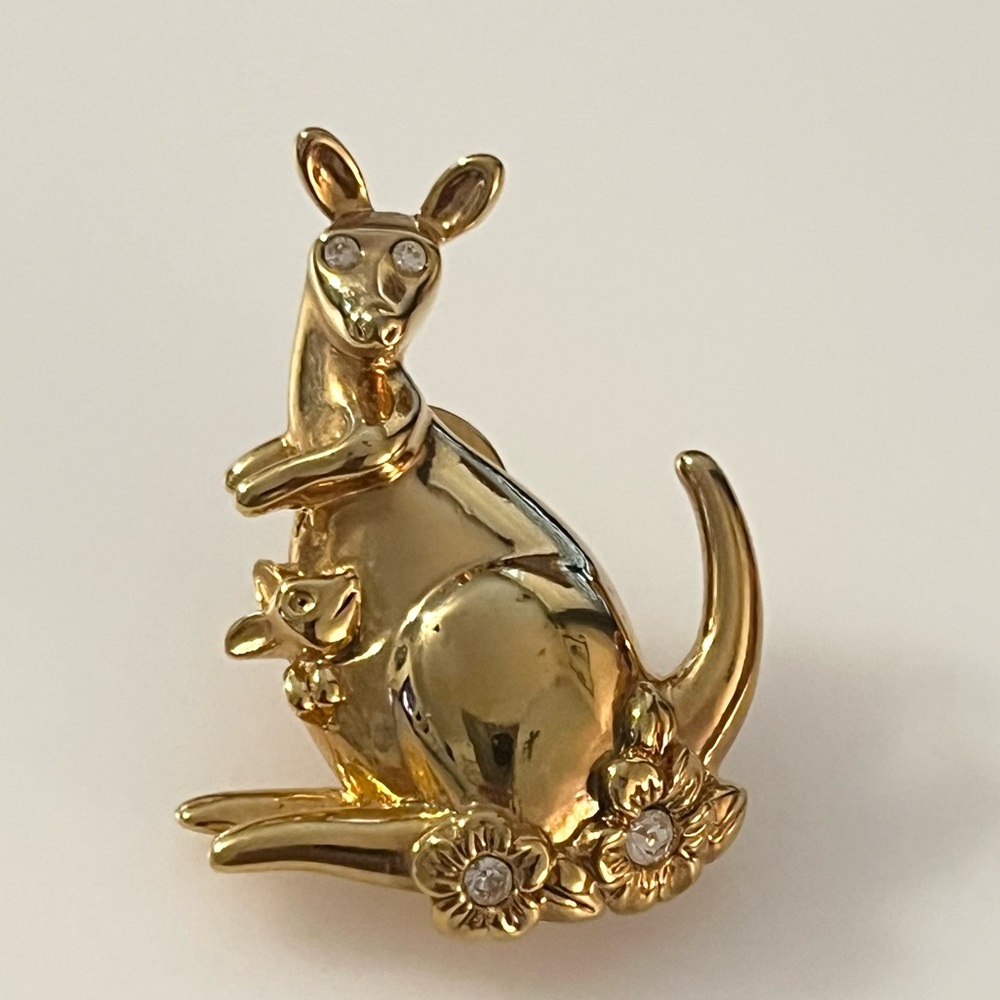 Avon Gold Tone Kangaroo and Joey Jewelry Pin Tie Tack Brooch With Rhinestones